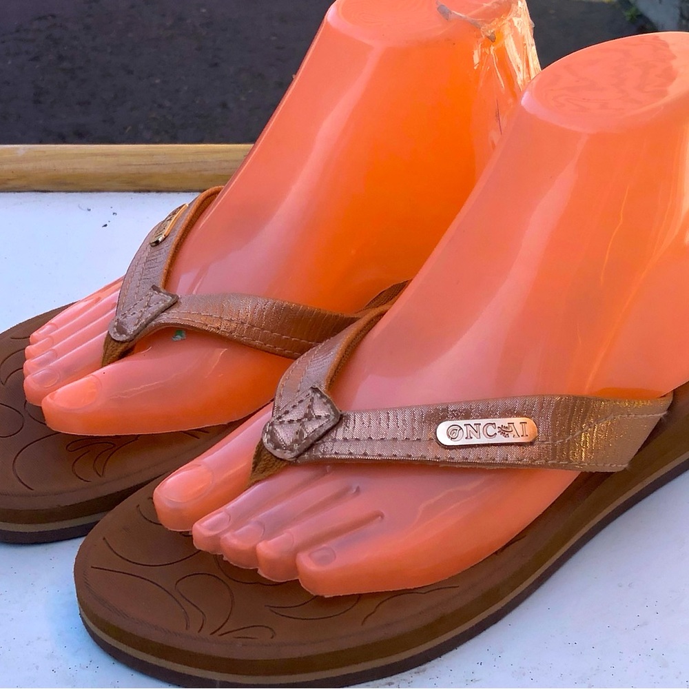 NCAI Women’s Metalic Gold Thong Flip Flop Tan And Brown Logo Emblem Shoes Size 9